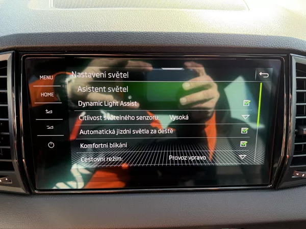 Škoda Karoq 2,0 TSi/140kW 4x4 DSG Sportlin - foto 38