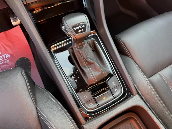 Škoda Karoq 2,0 TSi/140kW 4x4 DSG Sportlin - foto 51