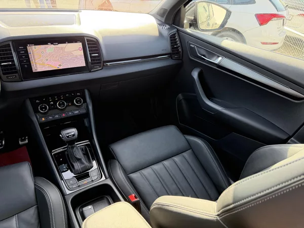 Škoda Karoq 2,0 TSi/140kW 4x4 DSG Sportlin - foto 57