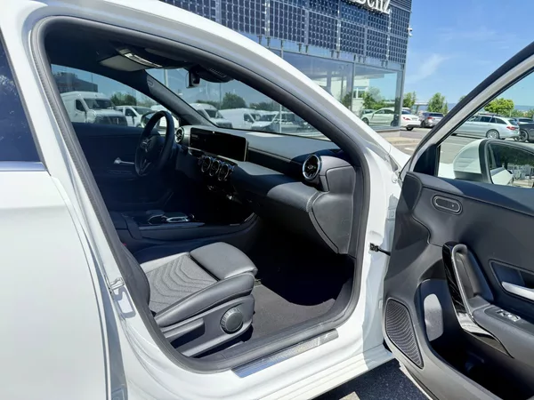 Mercedes-Benz Třídy A 180 d - foto 23