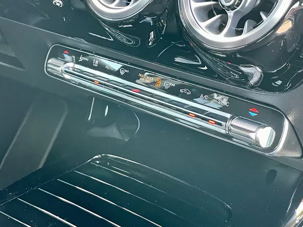 Mercedes-Benz Třídy A 180 Linie AMG - foto 16