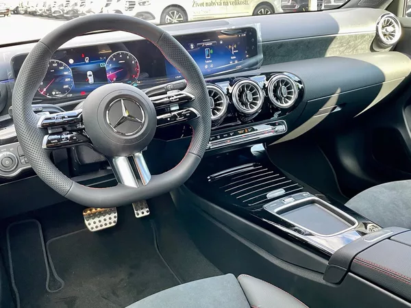 Mercedes-Benz Třídy A 180 Linie AMG - foto 9