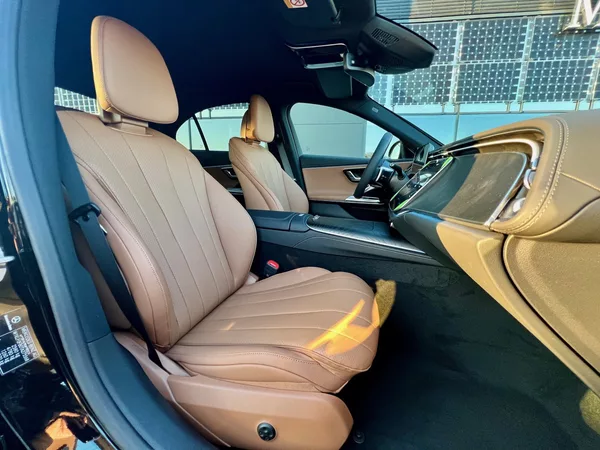 Mercedes-Benz Třídy E 220 d 4MATIC Linie AMG - foto 12
