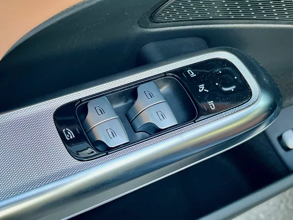 Mercedes-Benz Třídy E 220 d 4MATIC Linie AMG - foto 16