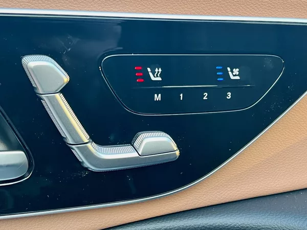 Mercedes-Benz Třídy E 220 d 4MATIC Linie AMG - foto 17