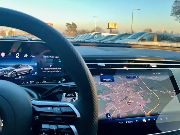 Mercedes-Benz Třídy E 220 d 4MATIC Linie AMG - foto 19