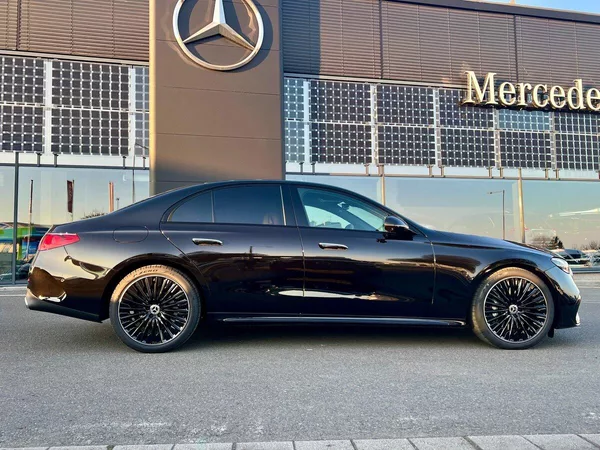 Mercedes-Benz Třídy E 220 d 4MATIC Linie AMG - foto 2
