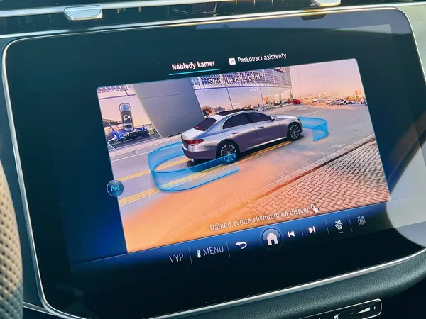 Mercedes-Benz Třídy E 220 d 4MATIC Linie AMG - foto 21