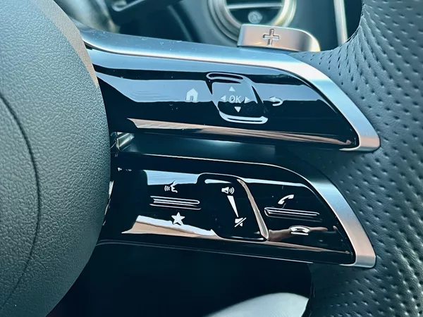 Mercedes-Benz Třídy E 220 d 4MATIC Linie AMG - foto 22