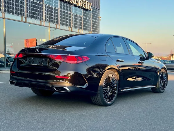 Mercedes-Benz Třídy E 220 d 4MATIC Linie AMG - foto 3