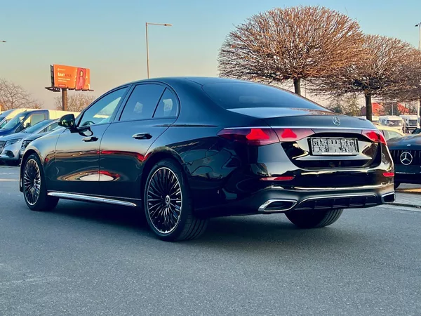 Mercedes-Benz Třídy E 220 d 4MATIC Linie AMG - foto 5