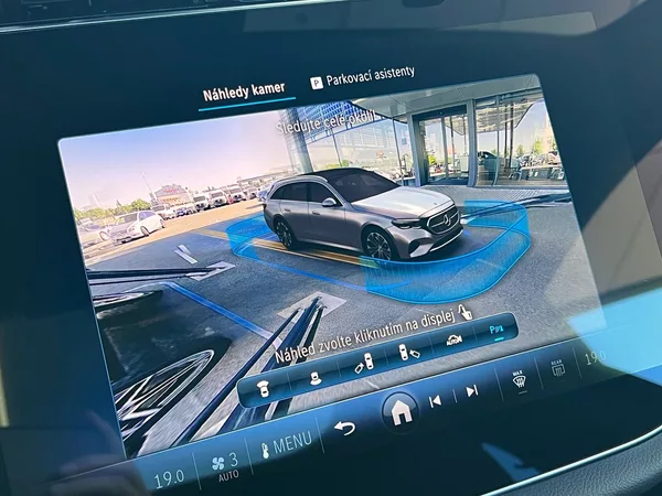 Mercedes-Benz Třídy E 300 de 4MATIC kombi s EQ - foto 31