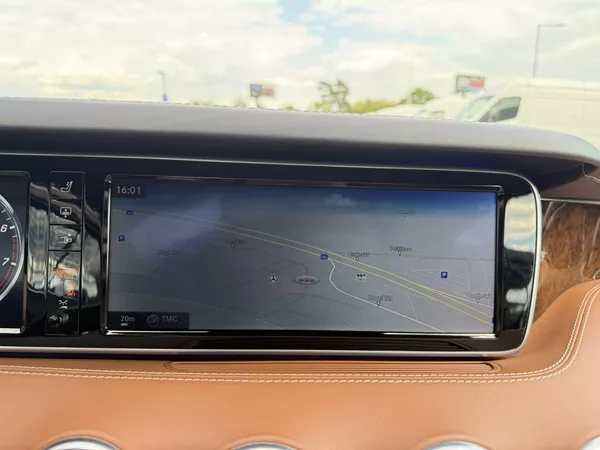 Mercedes-Benz Třídy S 500 4MATIC kupé - foto 34