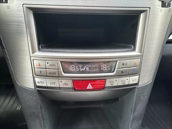Subaru Legacy 2,0 Serviska 4X4 - foto 17