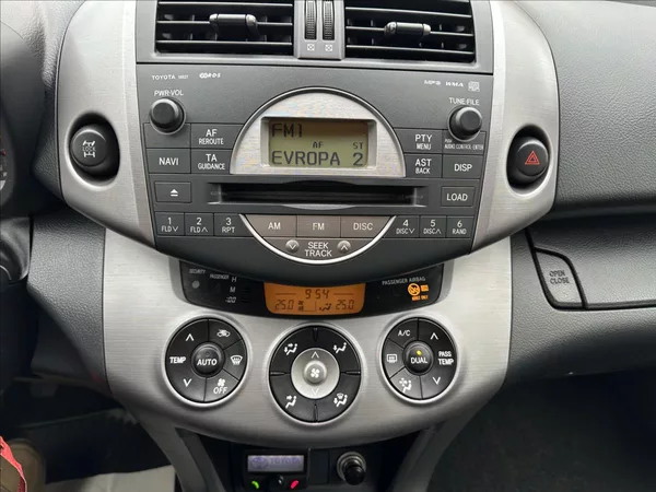 Toyota RAV4 2,2 D-4D BEZ KOROZE PO SERVISE - foto 16