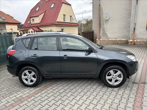 Toyota RAV4 2,2 D-4D BEZ KOROZE PO SERVISE - foto 2
