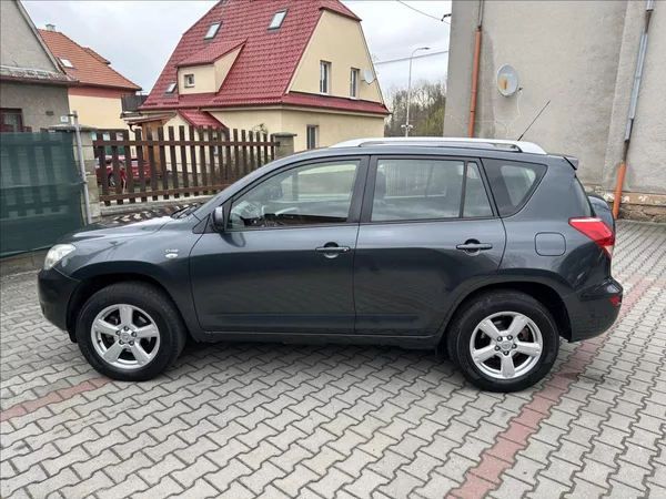 Toyota RAV4 2,2 D-4D BEZ KOROZE PO SERVISE - foto 8