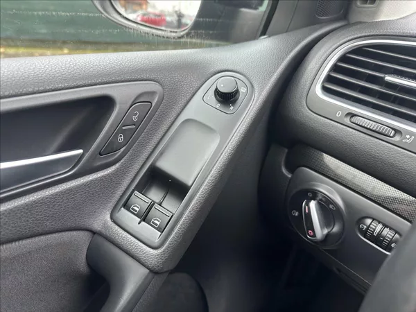 Volkswagen Golf 1,6 MPI - foto 18