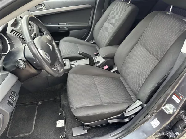 Mitsubishi Lancer 1,6 33 tis KM !! TOP STAV !! - foto 12