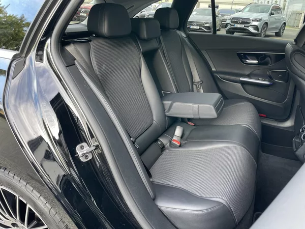 Mercedes-Benz Třídy C 220d 4Matic - foto 14