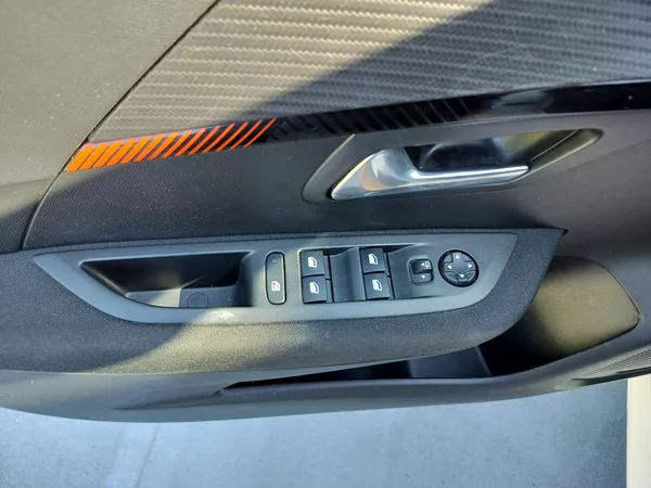 Peugeot 208 e - foto 10