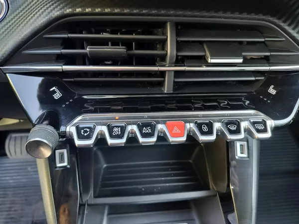 Peugeot 208 e - foto 18