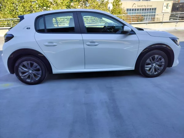 Peugeot 208 e - foto 8