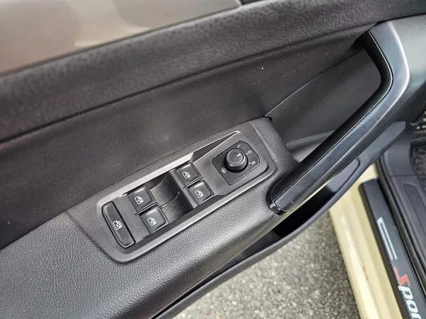 Volkswagen Touran 2.0TDI DSG - foto 9