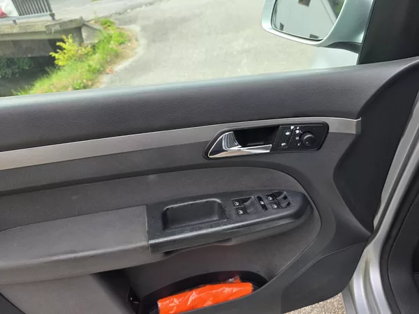 Volkswagen Touran 2.0i 80kw CNG Benzin - foto 10