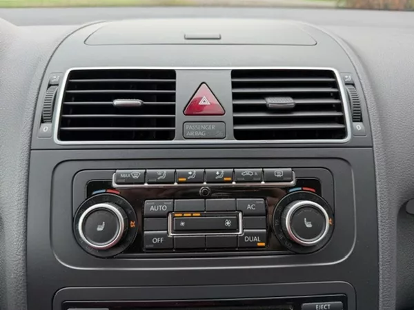Volkswagen Touran 1,6 TDi BLUEMOTION STYLE - foto 27