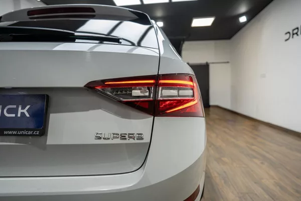 Škoda Superb 1.6 TDI 88 kW - foto 19