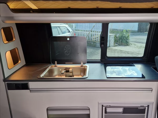 Volkswagen T6.1 2,0 TDI CAMPING VESTAVBA 4MÍST - foto 20