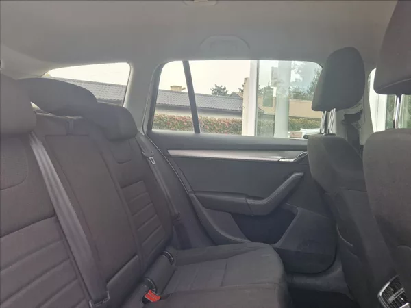 Škoda Octavia 2,0 TDI 110kW TAŽNÉ VÝHŘ. NOSI - foto 12