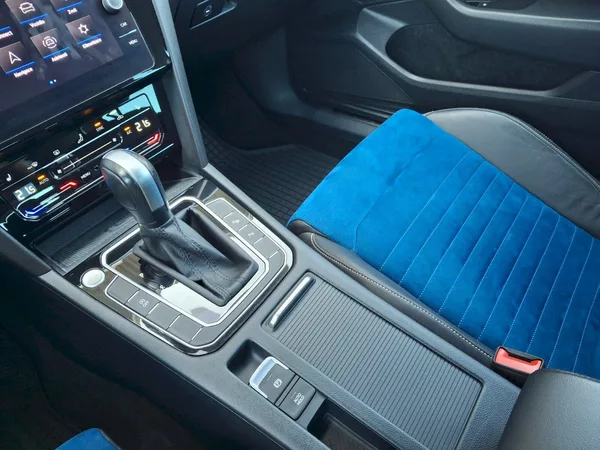 Volkswagen Passat Variant Elegance DSG 2,0TDi 11 - foto 27