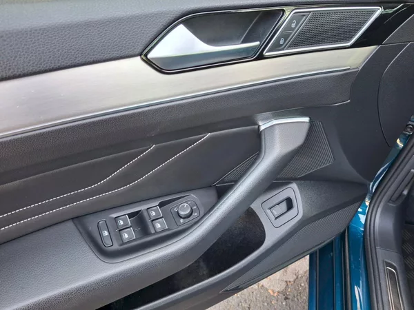Volkswagen Passat Variant Elegance DSG 2,0TDi 11 - foto 28