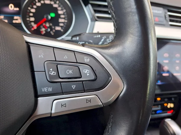 Volkswagen Passat Variant Elegance DSG 2,0TDi 11 - foto 30