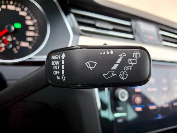Volkswagen Passat Variant Elegance DSG 2,0TDi 11 - foto 32