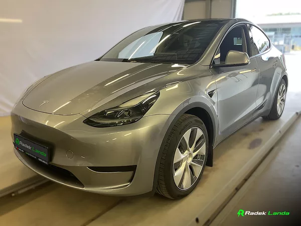 Tesla Model Y LFP Berlín, tažné, Quicksilver - foto 3