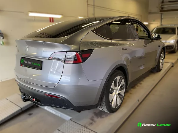 Tesla Model Y LFP Berlín, tažné, Quicksilver - foto 4