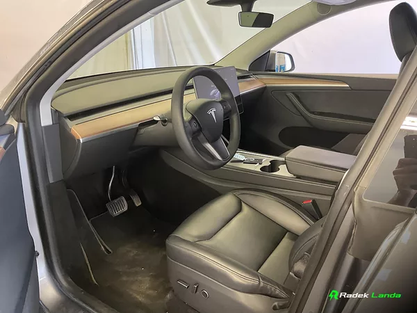 Tesla Model Y LFP Berlín, tažné, Quicksilver - foto 5