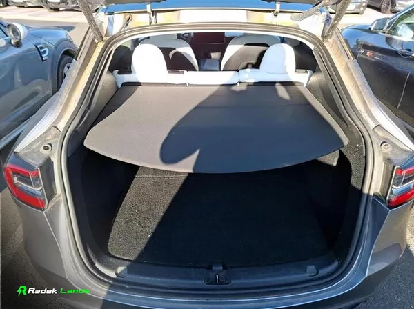 Tesla Model Y Quicksilver, Bílý interiér - foto 10