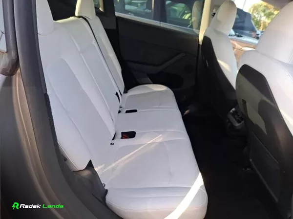 Tesla Model Y Quicksilver, Bílý interiér - foto 11