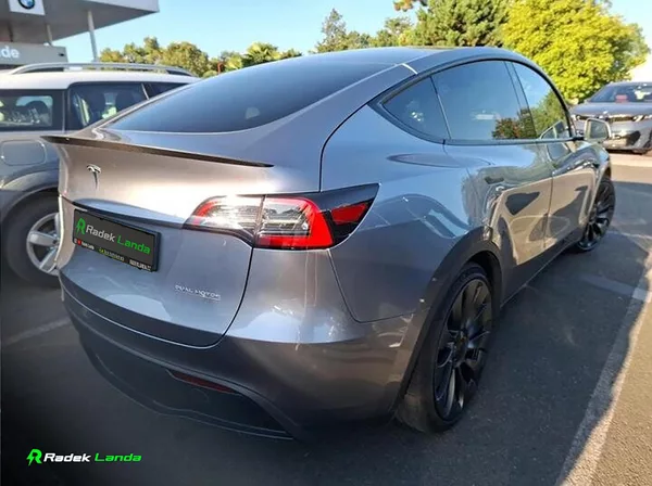 Tesla Model Y Quicksilver, Bílý interiér - foto 2