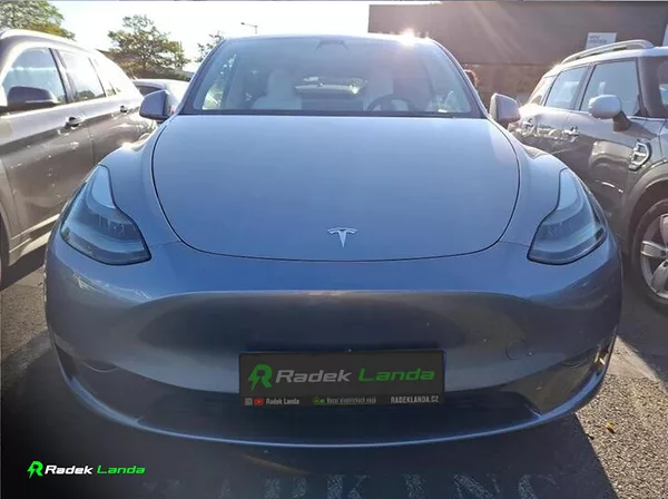 Tesla Model Y Quicksilver, Bílý interiér - foto 3