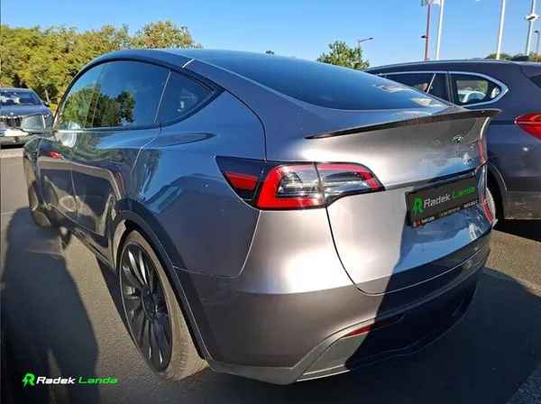 Tesla Model Y Quicksilver, Bílý interiér - foto 4