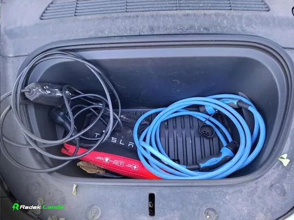Tesla Model Y Quicksilver, Bílý interiér - foto 6