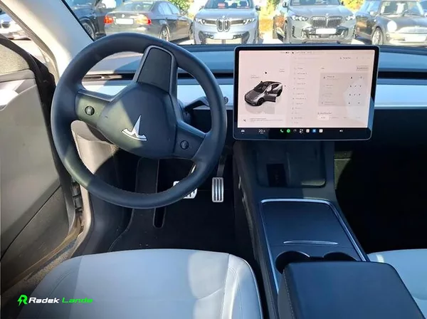 Tesla Model Y Quicksilver, Bílý interiér - foto 7