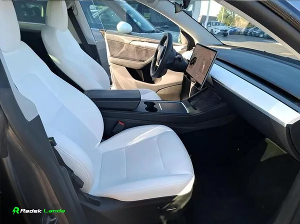 Tesla Model Y Quicksilver, Bílý interiér - foto 8