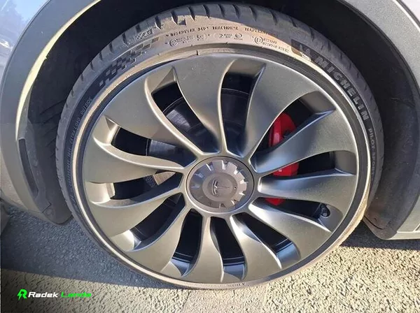 Tesla Model Y Quicksilver, Bílý interiér - foto 9