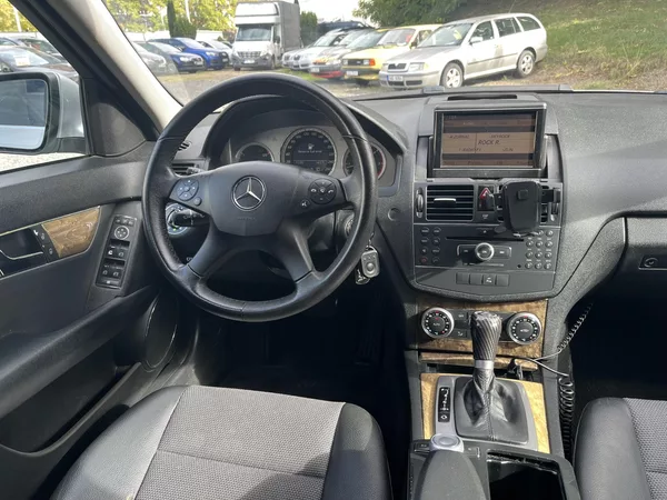 Mercedes-Benz Třídy C 320 CDi 165 Kw 4MATIC - foto 11